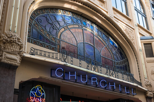 Jugendstilfassade des Cinema Churchill in der Altstadt von L&uuml;ttich, Belgien