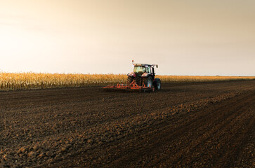 Obraz premium Tractor preparing the land for a new crop planting