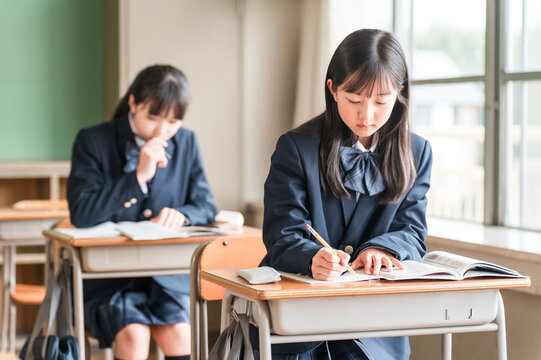 Middle school and elementary school students diligently studying in school classrooms and cram schools.