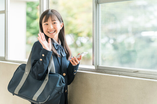 Middle school students, high school students, elementary school students, female middle school students, female high school students waving in the school hallway.