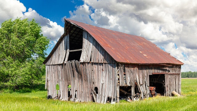 Scenic rural landscape with a rundown barn in northern Missouri countryside