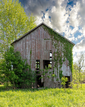 Scenic rural landscape with a rundown barn in northern Missouri countryside