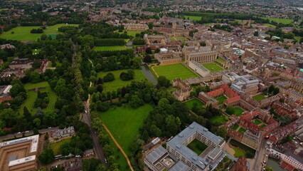 Fototapeta premium 4K aerial drone view of Cambridge, England. Panoramic cityscape featuring King's College Chapel, the River Cam, and historic university colleges.