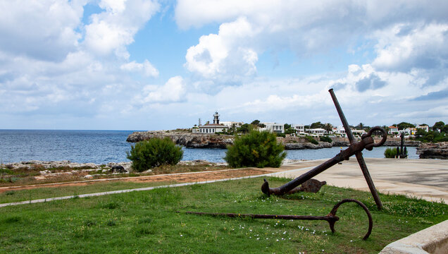 Ancla de hierro y h&eacute;lice de barco en el Castillo de Sant Nicolau, faro de Ciutadella.