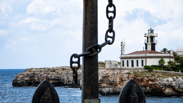 Ancla de hierro y h&eacute;lice de barco en el Castillo de Sant Nicolau, faro de Ciutadella.