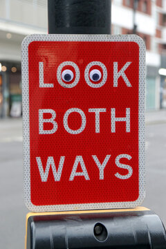 look both way schild mit wackelaugen