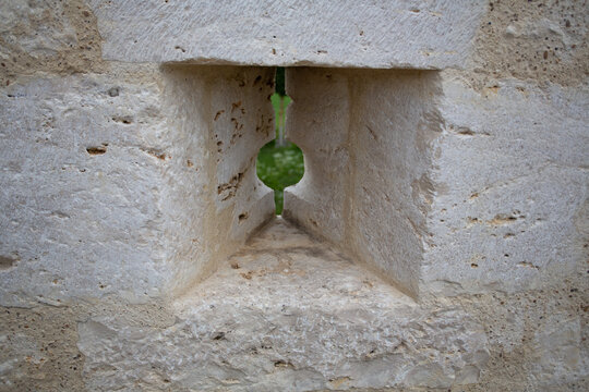 Meurtri&egrave;res en pierre dans la tour C&eacute;sar, donjon m&eacute;di&eacute;val de Provins