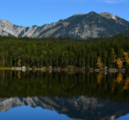 Fototapeta premium Picturesque Autumn Landscape of Hintersee Lake with Vibrant Foliage and Mountains