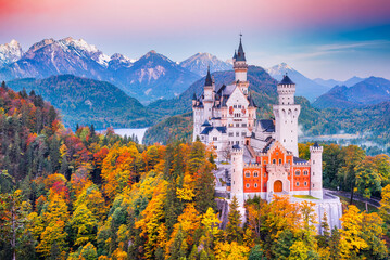 Obraz premium Iconic Neuschwanstein Castle and beautiful autumn Bavarian landscape, Germany.