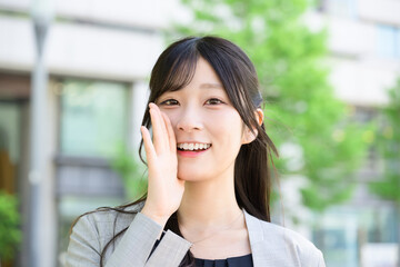 呼びかけをする日本人女性 © Yamatatsu