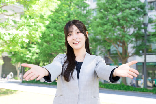 両手を広げる日本人女性