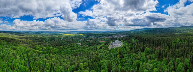 Polanica-Zdrój, miasto uzdrowiskowe i turystyczne w górach wiosną, panorama z lotu ptaka. Polska województwo dolnośląskie. © Franciszek