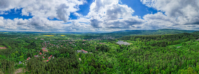 Polanica-Zdrój, miasto uzdrowiskowe i turystyczne w górach wiosną, panorama z lotu ptaka. Polska województwo dolnośląskie. © Franciszek
