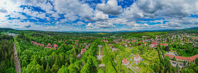 Polanica-Zdrój, miasto uzdrowiskowe i turystyczne w górach wiosną, panorama z lotu ptaka. Polska województwo dolnośląskie. © Franciszek