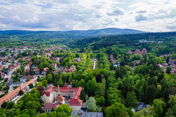 Polanica-Zdrój, miasto uzdrowiskowe i turystyczne w górach wiosną, panorama z lotu ptaka. Polska województwo dolnośląskie. © Franciszek