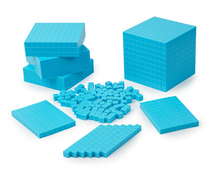 Mathematics teaching materials with unit cubes, flat squares and a thousand block cube arranged on a white background. Ideal visual for educational, counting and numeracy themes.