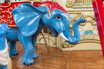 Obraz premium Vintage amusement park carousel with colorful retro animals and bright lights