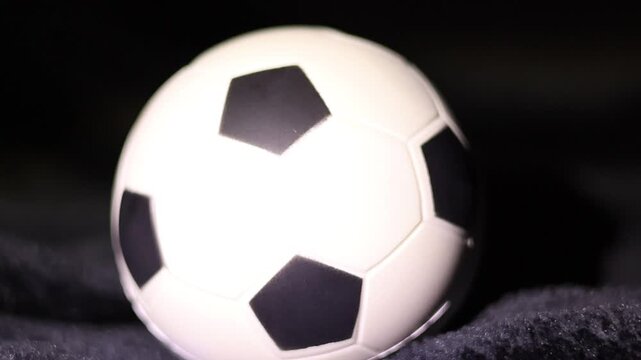 Una toma de cerca de una pelota o bal&oacute;n de f&uacute;tbol blanca con varias luces 