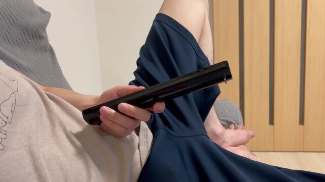 ソファーでリラックスする男性