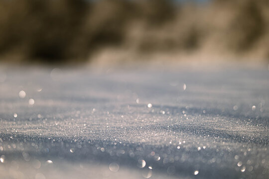 Glitzernder Schnee im Licht. Mit Wald im Bukeh. 1