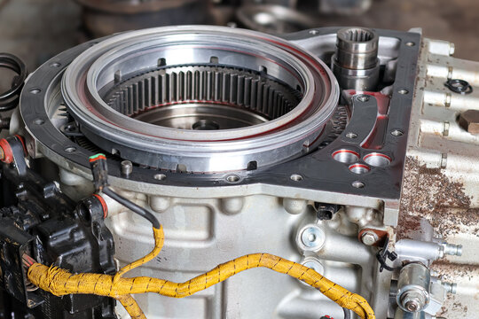 Close up horizontal view of internal ring gear assembly and hydraulic channels during an Allison automatic transmission repair.