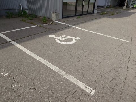 障がい者等用駐車スペース