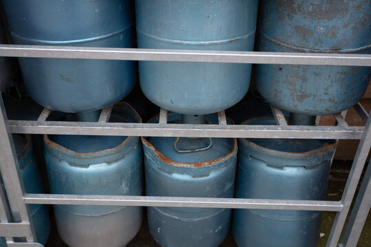 Bouteilles de gaz en m&eacute;tal stock&eacute;es