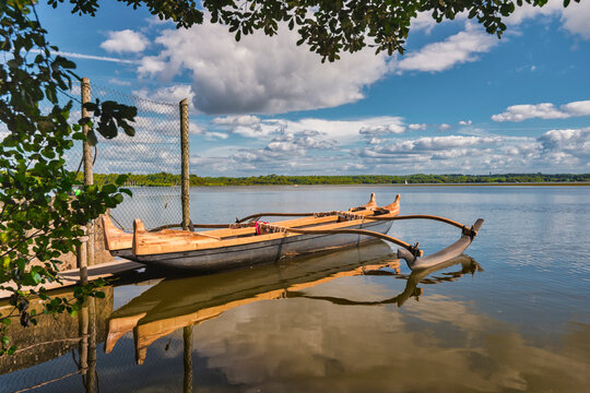 Pirogue polyn&eacute;sienne sur le lac Azur