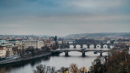 Obraz premium Letna viewpoint overlooking Vltava River with boats smoothly moving along water