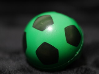 Una toma de cerca de una pelota o balón de fútbol con luces en un fondo negro con algo de desenfoque  © Elika R