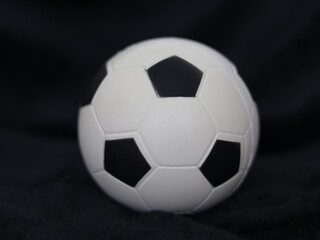 Una toma de cerca de una pelota o balón de fútbol con luces en un fondo negro con algo de desenfoque  © Elika R
