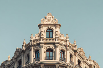 Obraz premium Ornate Classical Building Facade with Intricate Carvings and Arched Windows