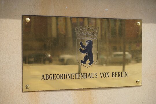 Messingschild am Eingang des Abgeordnetenhauses von Berlin mit dem Berliner Landeswappen, Berlin, 02.06.2026