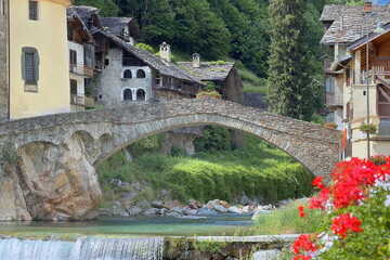 Fototapeta premium ponte romano di fontainemore in valle d'aosta, italia