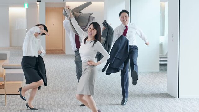 オフィスでダンスする男女ビジネスパーソンのグループ