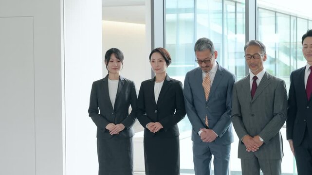 ロビーに整列する幅広い世代の男女ビジネスパーソンのグループ