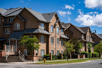 Obraz premium View of residential townhouses along suburban street.