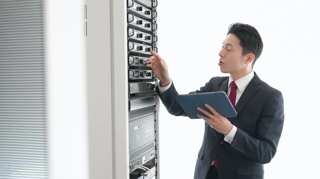 サーバーを点検する男性エンジニア