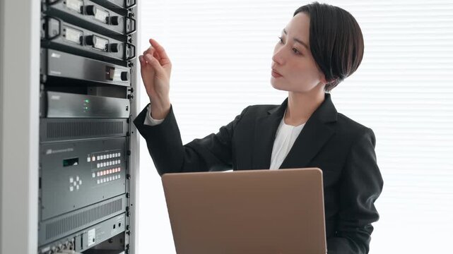 サーバーを点検する女性エンジニア