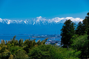 里山展望台から望む新湊大橋と立山連峰 © easterlily.photos