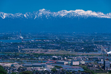Fototapeta premium 二上山山頂から望む立山連邦と富山平野
