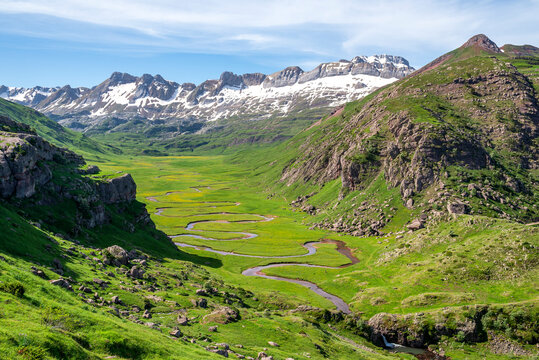 Vista a&eacute;rea del valle de Aguas Tuertas en el Parque Natural de Los Valles Occidentales, provincia de Huesca, Pirineo Aragones, Espa&ntilde;a