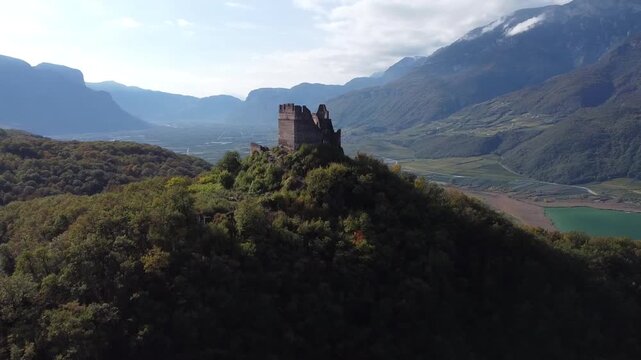Castelchiaro con vista sulla Valle dell&rsquo;Adige e sul Lago di Caldaro