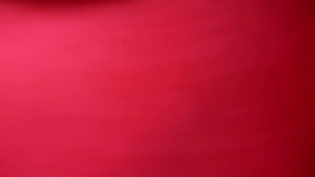 Una toma de cerca de un fondo abstracto de color rojo y negro un degradado ligero desenfocado en movimiento