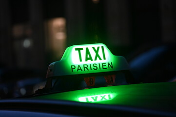 Panneau neon taxi © Cyndie
