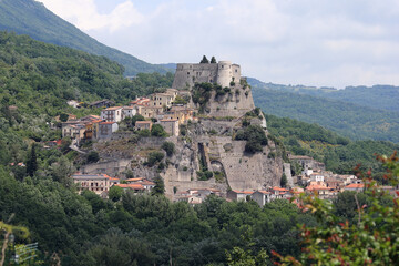 Obraz premium Scenic view of Cerro al Volturno with the medieval Pandone Castle perched on a steep rocky cliff, Molise, Italy