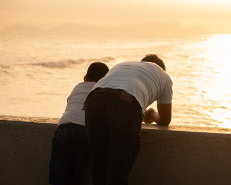 " Dorado Atardecer entre Padre e Hijo"