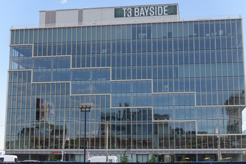 Naklejka premium exterior of T3 Bayside, a corporate office, located at 251 Queens Quay E, Toronto