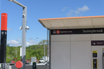 Fototapeta premium Sunnybrook Park platform stop, Eglinton Line 5, Toronto (with part-look north on Leslie St)