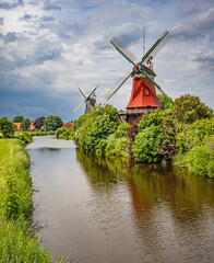 Fototapeta premium Die Greetsieler Zwillingsmühlen in Ostfriesland, Deutschland